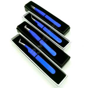 Pinzas para pestañas RMI con recubrimiento en polvo azul, punta plateada de acero inoxidable, estuche magnético y embalaje en caja blanca/negra. - Product Image 5
