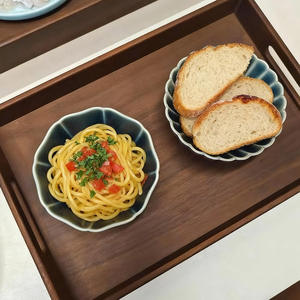 Bandeja de Desayuno de Madera Rústica con Diseño Floral, Hecha a Mano por Artesanos de Brownwood, con Asa y Acabado Cálido para Espacios Modernos - Product Image 6