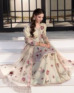 Nouvel ensemble de costume Sharara moderne à imprimé floral pour femme, avec Kurti brodé, pantalon et dupatta en organza, idéal pour mariage, fête ou Diwali - Product Image 5