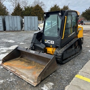 Chargeuse compacte sur chenilles JCB 2TS-7T avec moteur Eco MAX, godet et cabine à entrée latérale pour une performance commerciale robuste au quotidien - Product Image 4