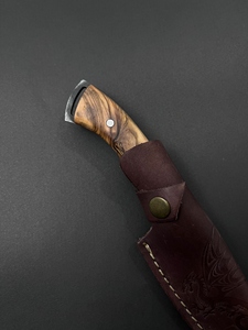 Cuchillo de Caza y Supervivencia 4034 de Acero Inoxidable, Hoja Fija Parcialmente Dentada, Mango de Madera, Funda de Cuero, Garantía de 3 Años - Product Image 2