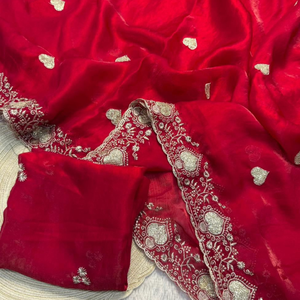 Sari en organza de soie rouge de luxe avec bordure brodée de Zari doré lourd |   Sari ethnique indien pour femmes, vêtements de mariage indiens - Product Image 2
