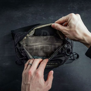 Riñonera de moda ligera para uso diario con correa ajustable, ideal para viajes y actividades al aire libre, disponible para venta en línea. - Product Image 2