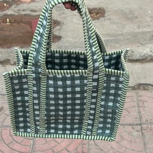 กระเป๋าโท้ทผ้าฝ้ายลายตารางสีเขียวและชมพูพร้อมหูหิ้วลายทาง ดีไซน์เปิดด้านบน สำหรับการช้อปปิ้ง ใช้ได้ทุกฤดูกาล - Product Image 3