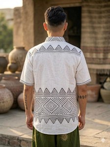 เสื้อเชิ้ตแขนสั้นผ้าฝ้าย Khadi ทำด้วยมือสำหรับผู้ชายเสื้อเชิ้ตลายชนเผ่าเรขาคณิตพิมพ์ขอบและรายละเอียดกระเป๋าเป็นมิตรกับสิ่งแวดล้อม - Product Image 4
