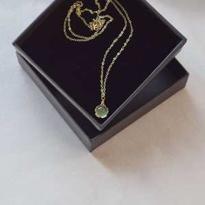 จี้เพรนไนต์สีทองธรรมชาติ สร้อยคอพลอย คริสตัลบำบัด ดีไซน์สวยงาม ประดับด้วยเงินแท้ 925 และทอง 14k - Product Image 5