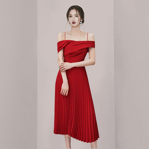 เดรสจีบสีแดงสายเดี่ยว ดีไซน์เก๋สำหรับสาวๆ ที่มีสไตล์ - Product Image 2