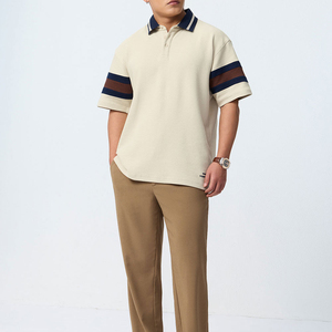 Polo en tricot gaufré crème pour homme, style décontracté, col rayé color block, tissu en coton respirant - Product Image 1