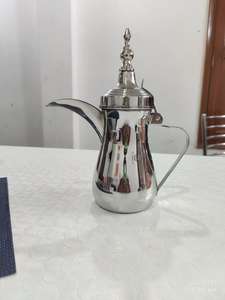 Artículo de diseño tradicional árabe llamado cafetera o Dallah, hecho de metal fino de calidad de exportación. - Product Image 5