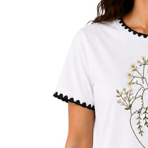 เสื้อยืดผู้หญิงสีขาวปักลายหัวใจสไตล์พฤกษศาสตร์ ขอบสีดำตัดกัน คอกลม แขนสั้น แฟชั่นลำลอง รับผลิตแบบ OEM ODM ตามสั่ง - Product Image 3