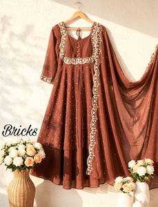 Conjunto de Capa y Dupatta Festivo de Lujo, Conjunto de Falda y Capa con Encanto Regal, Conjunto de Capa y Lehenga con Brillo Majestuoso, Capa para Fiesta con Elegancia Etérea - Product Image 5