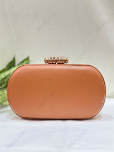 Pochette à cadre lisse couleur tan avec emblème de tigre en métal, sac de soirée de luxe moderne, accessoire de mode affirmé - Product Image 5