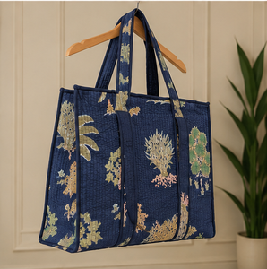 Sac fourre-tout bohème léger et de qualité supérieure pour femme, motif imprimé à la main bleu marine et vert sauge, en coton matelassé, sac à bandoulière portable pour l'hiver - Product Image 2