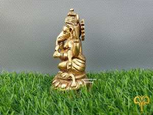 Grande statue de dieu en laiton |   Décoration de Temple Artisanale Moderne en Métal, Artisanat Durable et Artistique, Dieu Hindou de la Chance, pour Table de Maison - Product Image 2