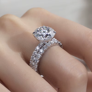 Bague de fiançailles pour femme en or blanc avec diamant rond taille brillant certifié GIA, design halo classique - Product Image 5
