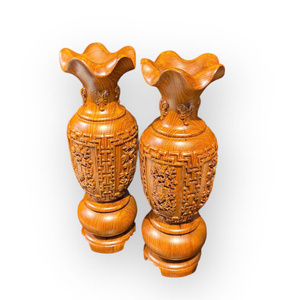 Un par de jarrones tallados en madera maciza de palisandro, cada uno con una altura de 38 cm. - Product Image 6