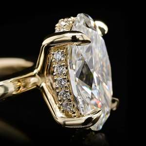 Anillo de Platino 950 con Diamante Cultivado en Laboratorio, Corte Ovalado, Halo Oculto, Estilo Catedral, Marca Privada de Joyería de Lujo, Proveedores Directos - Product Image 5