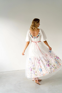 Vestido Maxi de Lino Blanco con Bordado Floral, Diseño de Manga con Volantes, Tela Transpirable, Escote Redondo, Vestido de Lino Sostenible - Product Image 3