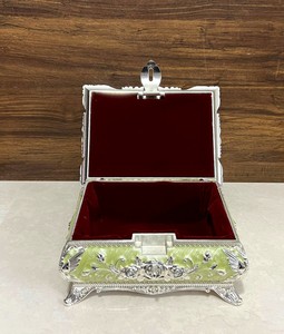 Boîte décorative rectangulaire en métal artisanal avec motif paon |   Boîte à bijoux moderne en argent plaqué, avec motifs en relief - Product Image 2