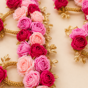 Guirnalda Floral Artificial Hecha a Mano con Rosas Rosadas y Anillo Dorado de Acrílico para Decoración de Bodas y Hogar Festivo - Product Image 3