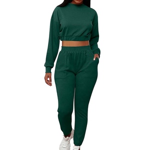 Ensemble de sport 2 pièces pour femme en polaire verte épaisse, polyester/coton, extensible dans les quatre sens, séchage rapide, avec haut court à manches longues - Product Image 1