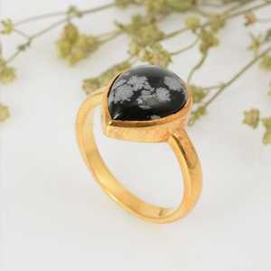 Soldes d'été : Cabochon lisse en obsidienne flocon de neige naturelle 8x12mm, serti clos, laiton plaqué or 14K, Christian Bohemia, haute qualité - Product Image 1