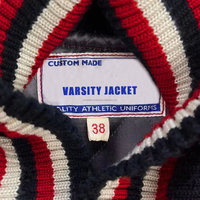 Veste universitaire brodée personnalisée pour homme, rouge et blanc, thème casino, veste de baseball avec motifs de dés, cartes et roulette