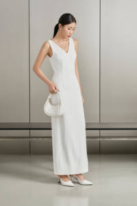 Vestido Largo Blanco con Cuello en V para Mujer, Estilo Elegante, Tela Crepé Americana WHITE NOISE, Vietnam, Modelo KD76 - Product Image 4