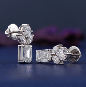 ต่างหูเพชรเม็ดเดี่ยวทรงหยดน้ำ 2.97 กะรัต ทองคำขาว 14K ทรงเหลี่ยมมรกต ดีไซน์เรขาคณิตทันสมัย เหมาะสำหรับโอกาสพิเศษ เช่น วันครบรอบ - Product Image 3