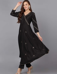 Conjunto de 3 piezas KV: Kurta Angarkha de mezcla de seda negra con estampado étnico, pantalón y dupatta - Product Image 2