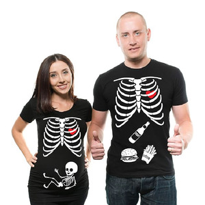 Conjunto de camisetas personalizadas de Halloween para parejas embarazadas con estampado de esqueleto, costillas, cerveza y hamburguesa para anuncio de embarazo - Product Image 1