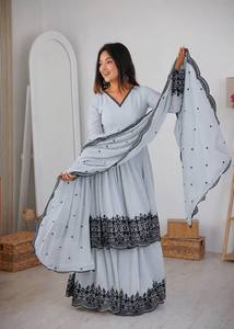Robe longue ANARKALI exclusive de la boutique HENIXA CREATION en Faux Georgette, coupe ajustée, longueur ras du sol, pour femmes - Modèles réels stylisés pour les soirées - Product Image 1