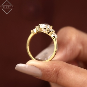 Anillo de Diamantes en Forma de Pera con Piedras Laterales en Oro Amarillo, Joyería de Compromiso y Boda para Mujer, Regalo de Lujo - Product Image 4