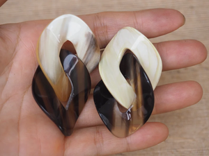 Boucles d'oreilles artisanales modernes en corne de buffle, écologiques, au meilleur prix, par Decor World Expo - Product Image 4