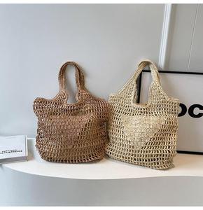 ค้นพบสไตล์วันหยุดวันอีฟนิ่งที่งดงามอย่างง่ายดายด้วยกระเป๋าผ้าไหมธรรมชาติใบใหญ่ ดีไซน์โปร่งสบายด้วยการทอแบบเปิด และสายสะพายไหล่ที่แข็งแรง - Product Image 1