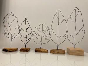 Escultura Moderna Abstracta de Hojas de Alambre con Base de Madera, Ideal para Decoración de Mesa, Sala de Estar, Oficina y Estanterías, Procedente de la India - Product Image 5