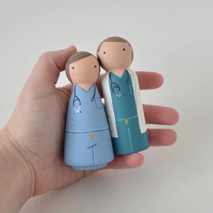 Muñecos de Madera Personalizados, Figura de Pareja con Base Personalizada, Mini Juguete Unisex de 3-15 cm - Product Image 2
