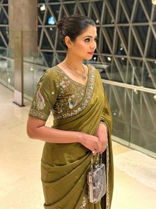 Sari en soie pure de luxe doré avec de lourdes perles, broderies, vêtements ethniques de mariage pour femmes - Product Image 2