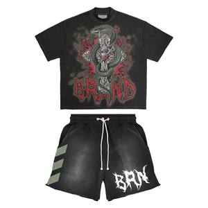 Camiseta negra de algodón premium de 230 GSM, pantalones cortos de 260 GSM con estampado gótico de serpiente, logotipo personalizado con serigrafía en relieve, 93 caracteres, conjunto de 2 piezas. - Product Image 1