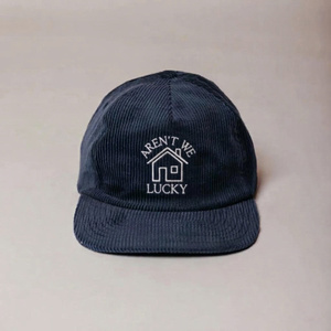 Gorra de Alta Calidad con Logotipo Bordado Personalizado, 5 Paneles, Visera Plana, Cordón y Cierre de Correa de Cuero para Hombre y Mujer - Product Image 1