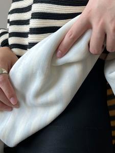 Sudadera con Capucha a Rayas de Cuello Redondo Vintage para Mujer, Diseño Invernal, Forro Polar - Product Image 3