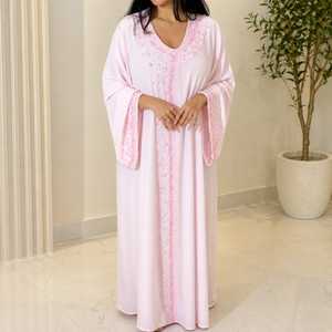 Robe Abaya rose clair avec broderie rose complexe, élégante, à manches longues, style maxi kaftan islamique avec manches évasées, longueur totale - Product Image 2