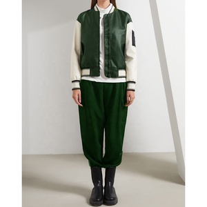 แจ็คเก็ตเลตเตอร์แมนสำหรับผู้หญิงแบบขายส่งสั่งทำได้ ระบายอากาศได้ดี ตกแต่งด้วยหนังแกะ ปักลายแบบวาร์ซิตี้ บอมเบอร์สำหรับกิจกรรมกลางแจ้ง - Product Image 3