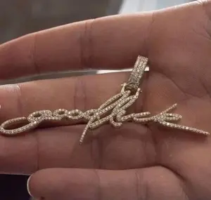 Colgante de Letra Personalizada con Moissanita Real de Corte Redondo de 1.50Ct, Plata de Ley Chapada en Oro para Mujer - Product Image 2