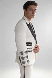 Traje Blazer Blanco Texturizado y Bordado para Hombre con Solapa y Mangas con Cuentas Negras – Traje de Diseñador para Bodas/Fiestas - Product Image 2