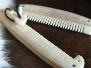 Peine para Barba Vikingo de Hueso de la Mejor Calidad con Funda, Diseño Religioso Tallado con Motivos Animales, Color Natural, 10cm, Ecológico, Pulido y Redondo - Product Image 2