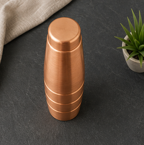 Bouteille de voyage portable en cuivre pur gaufré à anneaux linéaires Heritage – Design traditionnel - Product Image 1