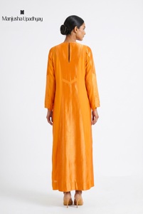 Robe de soirée longue pour femme, de créateur, avec col haut et accent de superposition structurée, fabriquée par un fabricant indien - Product Image 4