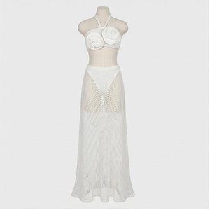 Ensemble de maillot de bain en crochet blanc 2 pièces avec haut halter à fleurs 3D et jupe en résille, vêtements de plage pour femmes - Product Image 1