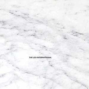 โต๊ะข้างสแตนเลสหน้าหินอ่อนอิตาลี โต๊ะเล็กสำหรับห้องนั่งเล่น ความสูงปานกลาง โต๊ะปลายขาเคลือบทองทรงเรขาคณิต - Product Image 5